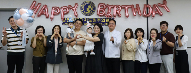 “돌잡이 대신 아픈 이웃 손 잡길”…돌잔치 대신 기부 선택한 원주 쌍둥이 가족 - 강원일보
