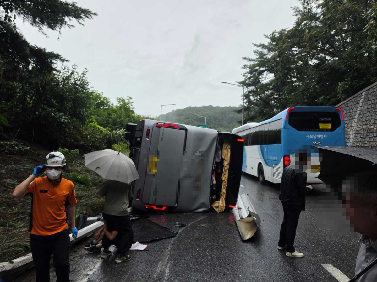 영월서 버스 옹벽 받고 전도... 18명 탑승 중 2명 중상