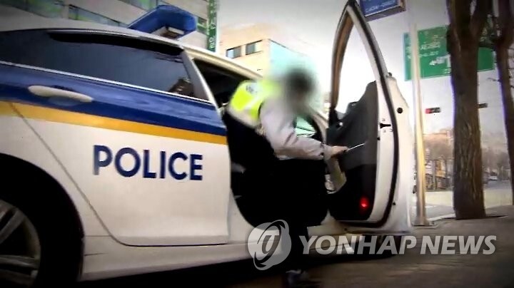 [속보] 청주 도로에 정차된 순찰차 들이받은 1톤 화물차… 경찰관 2명 부상