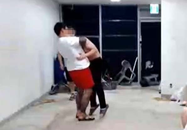 조폭 출신 격투기 선수, 생방송 중 출연자 목 졸라 기절시키고 방치