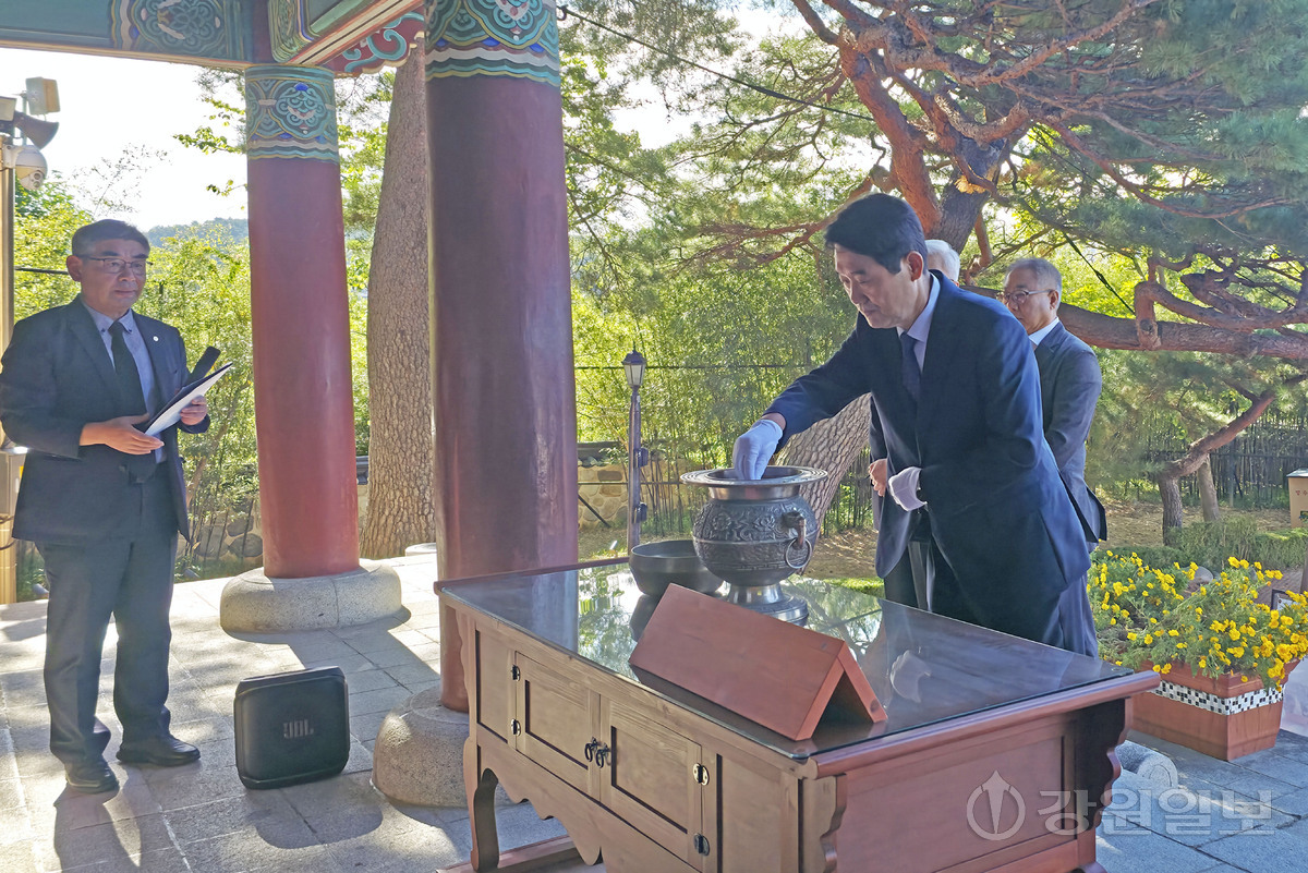 최종태 강릉과학산업진흥원 신임 원장, 오죽헌 참배로 임기 첫 일정 - 뉴스 썸네일 이미지