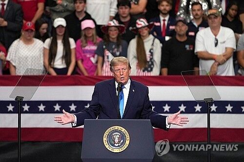 트럼프의 돌발 폭탄 발언 '김정은과 잘 지낸다, 핵미사일 112개 가진 녀석'