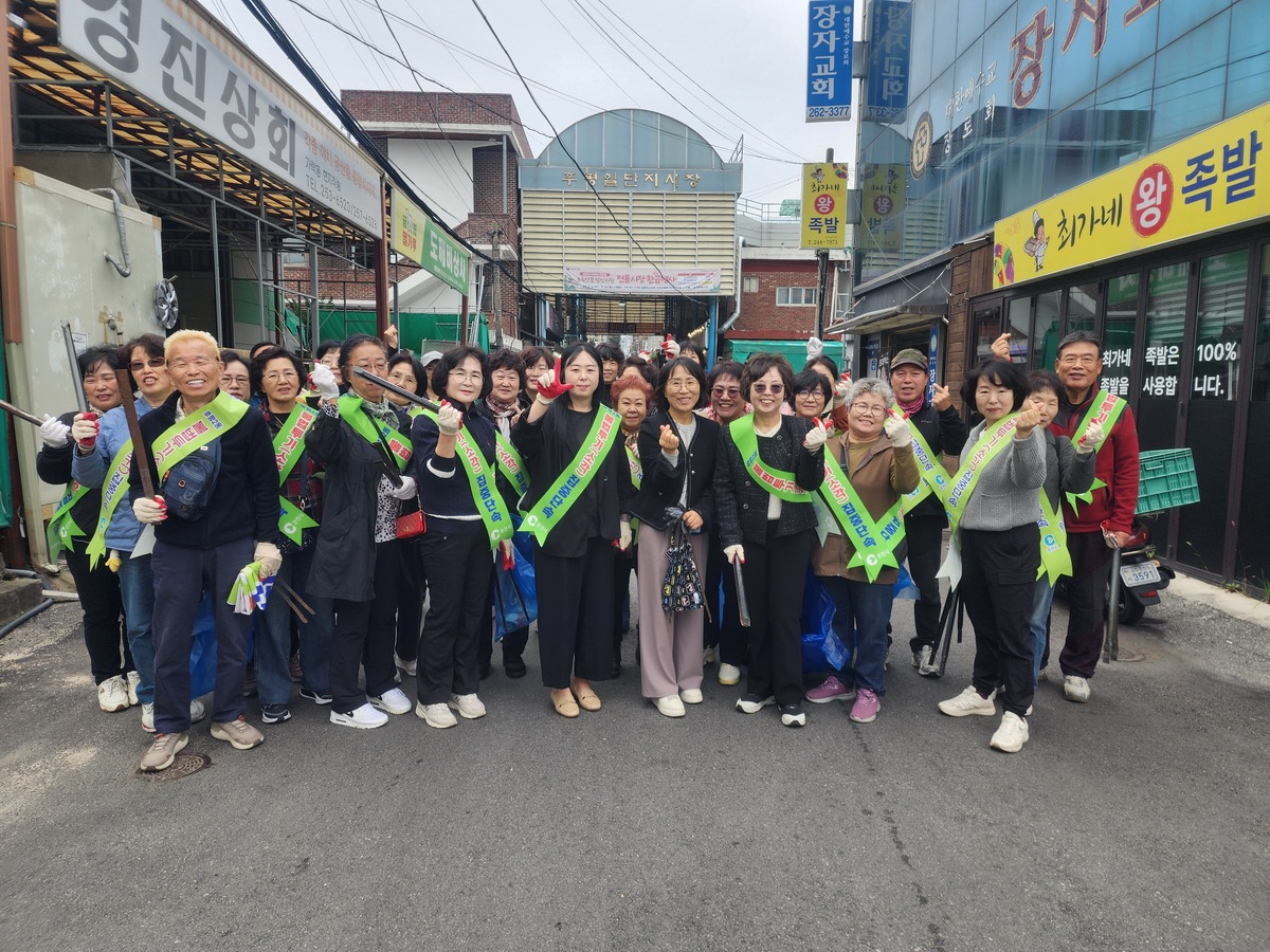 [포토뉴스] 춘천시 후평2동 통장협의회, ‘우리동네 대청소’ 실시 - 강원일보